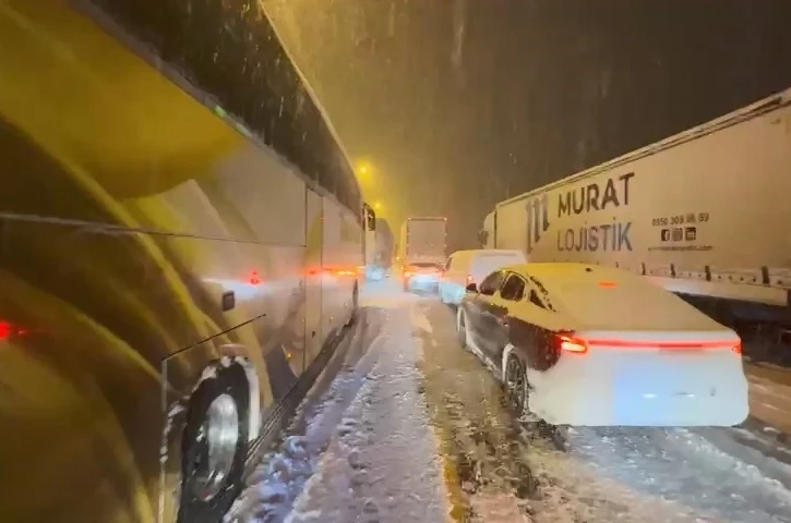 Elazığ’da kar yağışından dolayı araçlar yolda kaldı