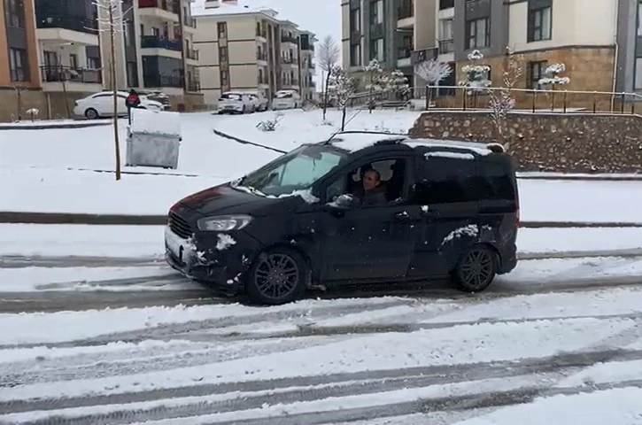 Elazığ’da kar yağışından dolayı araçlar yolda kaldı