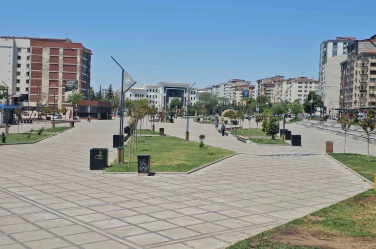 Elazığ’da kavurucu sıcaklardan dolayı cadde ve sokaklar boş kaldı