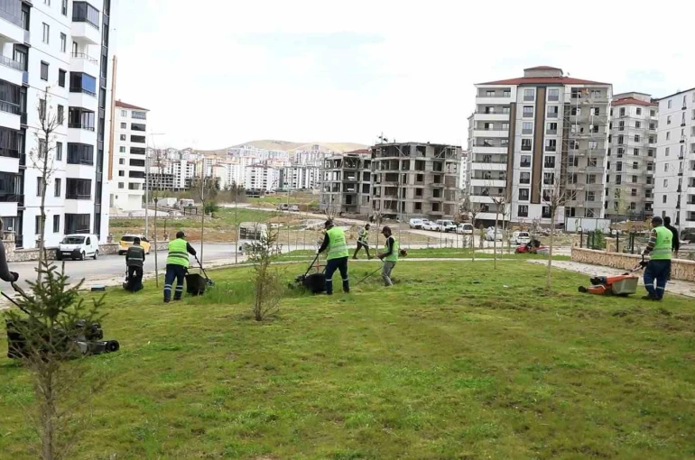 Elazığ’da kent genelinde yeşil alan çalışmaları sürüyor