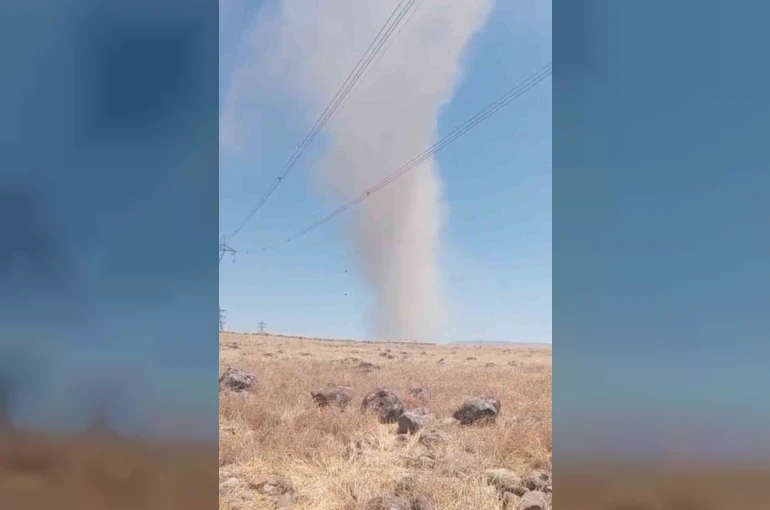 Elazığ’da korkutan hortum kamerada
