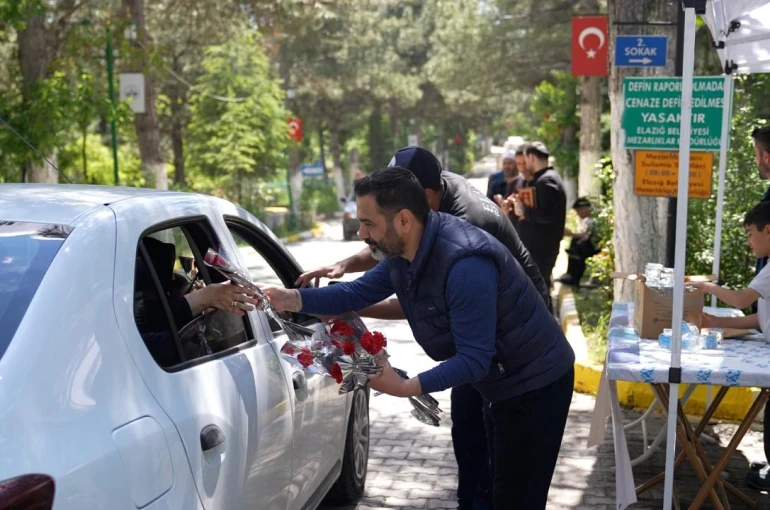 Elazığ’da mezarlığa giden vatandaşlara karanfil dağıtıldı