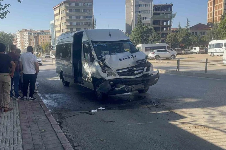 Elazığ’da minibüs otobüse çarptı: 8 yaralı