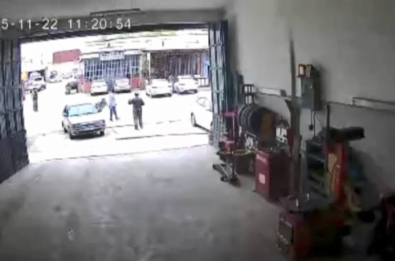 Elazığ’da motosiklet kazası güvenlik kamerasına yansıdı