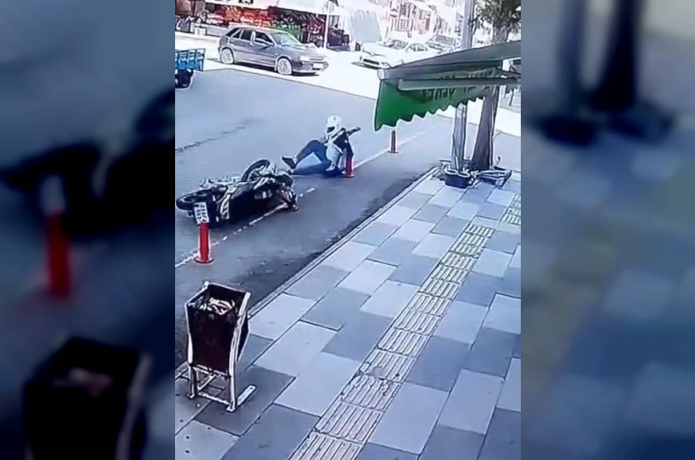 Elazığ’da motosiklet kazası kamerada