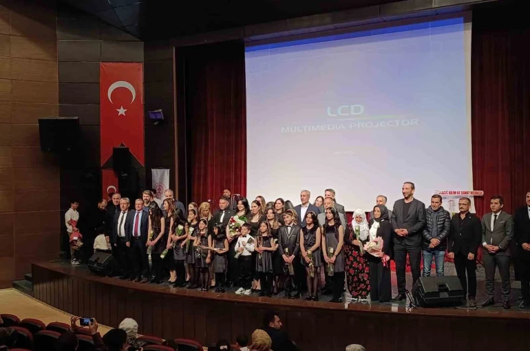 Elazığ’da öğretmen, veli ve öğrencilerden oluşan koro büyük beğeni topladı