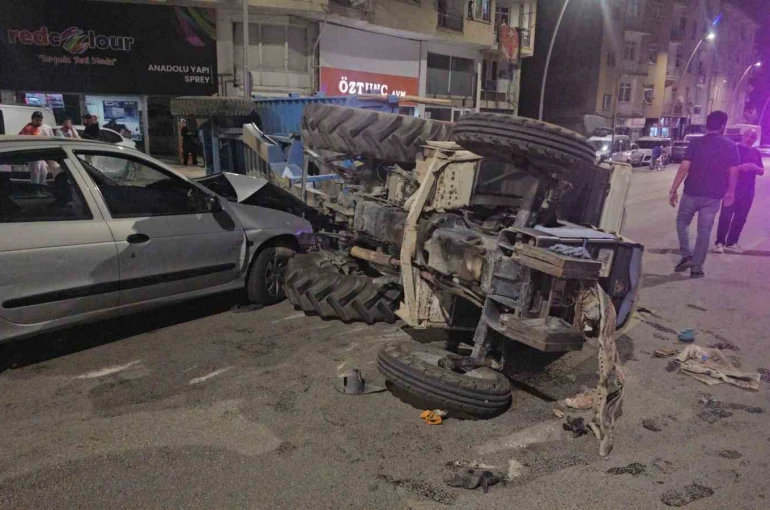 Elazığ’da otomobil ile traktör çarpıştı: 5 yaralı