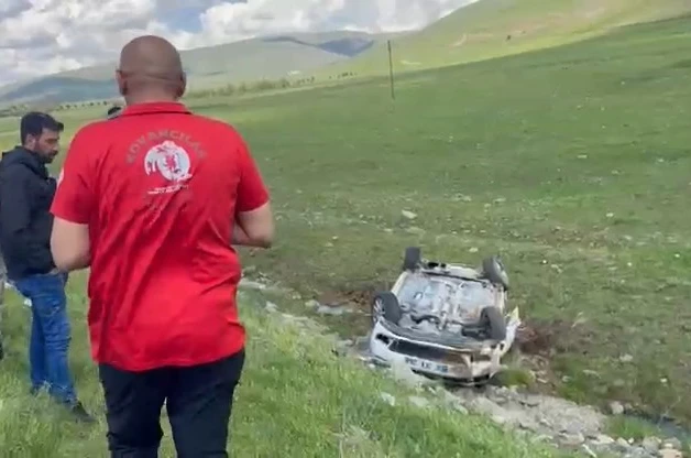 Elazığ’da otomobil şarampole devrildi: 3 yaralı