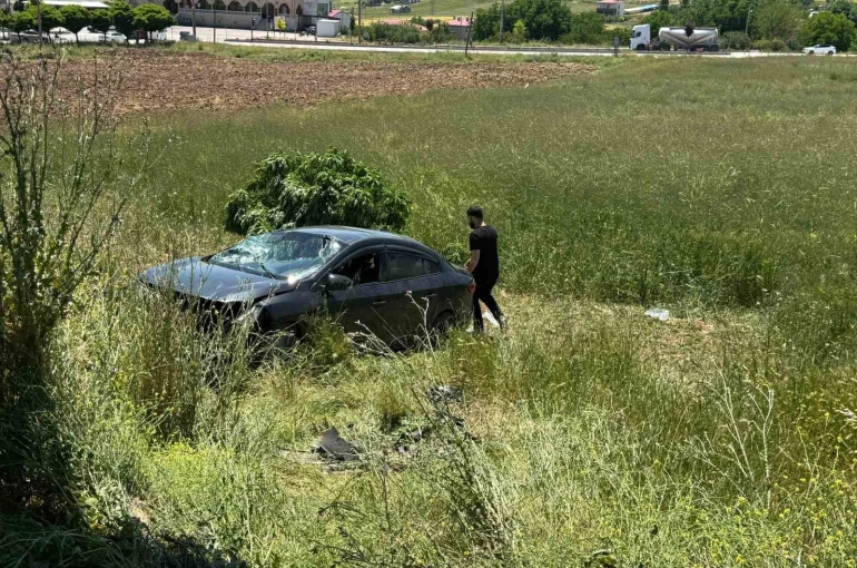 Elazığ’da otomobil tarlaya uçtu: 3 yaralı