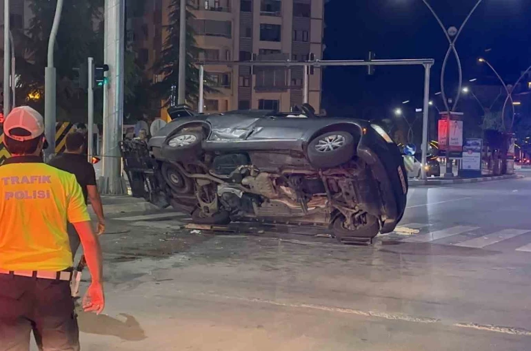 Elazığ’da otomobille çarpışan araç yan yattı: 11 yaralı