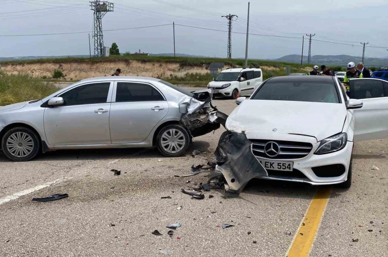 Elazığ’da otomobiller çarpıştı: 1’i hamile 4 yaralı