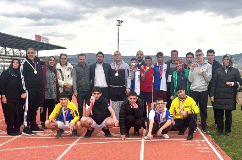 Elazığ’da özel sporcuların masa tenisi ve atletizm heyecanı