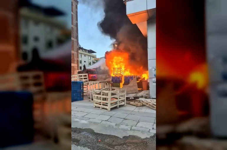 Elazığ’da palet yangını binaya sıçradı: Gökyüzünü kara dumanlar kapladı