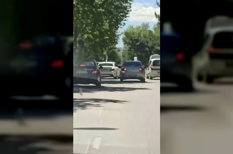 Elazığ’da peş peşe makas atan sürücü kameraya yansıdı