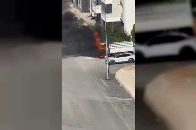 Elazığ’da pikap alev topuna döndü
