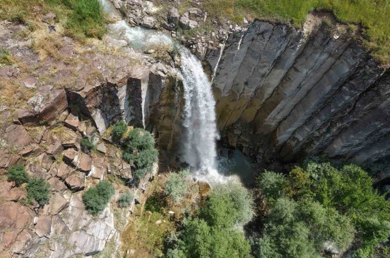 Elazığ’da saklı doğa harikası: Nişankaya Şelalesi ve doğal kanyon