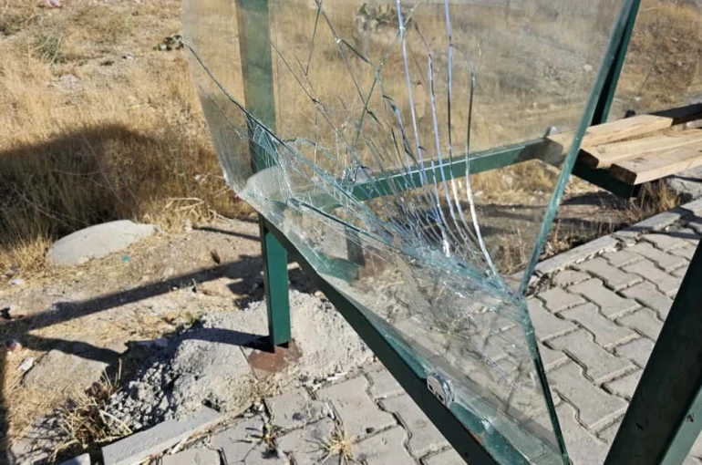 Elazığ’da şehir magandaları durağın camlarını kırdı