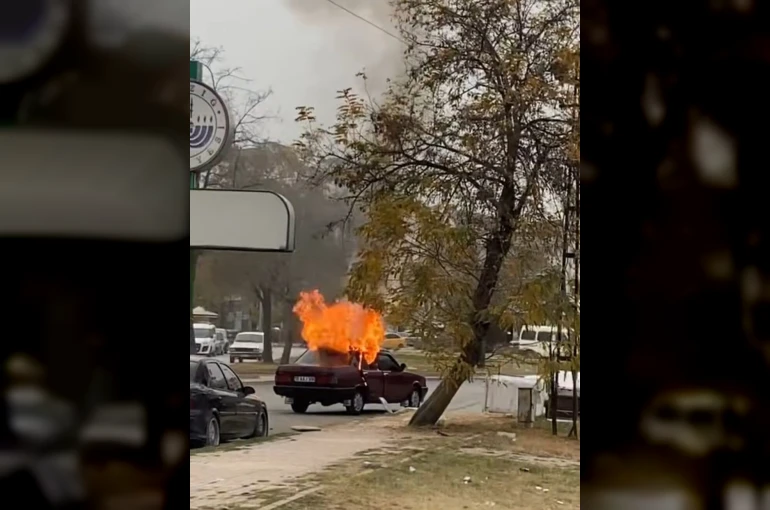 Elazığ’da seyir halindeyken yanan otomobil kullanılamaz hale geldi