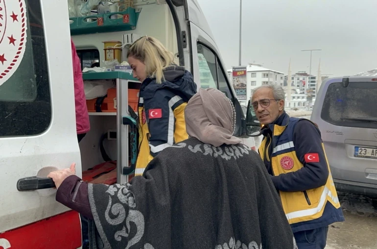Elazığ’da sitede doğal gaz zehirlenmesi: 1’i çocuk 6 kişi hastaneye kaldırıldı