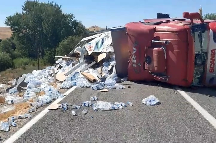 Elazığ’da su yüklü tır yan yattı: 1 yaralı