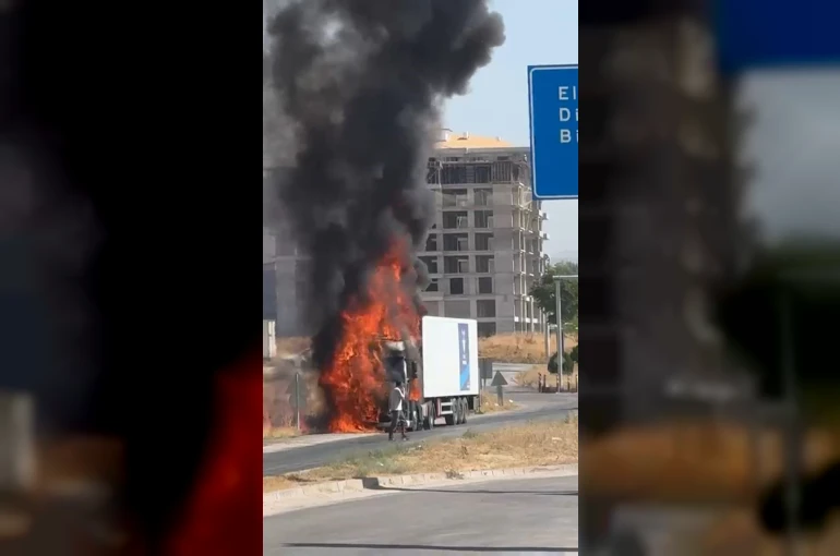 Elazığ’da tır alevlere teslim oldu