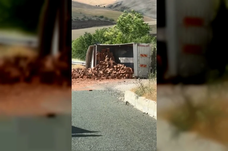 Elazığ’da tuğla yüklü kamyon devrildi: 1 yaralı