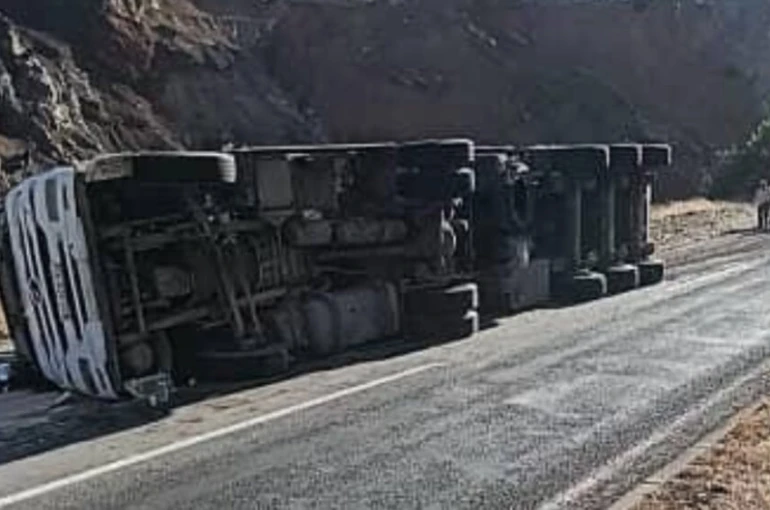 Elazığ’da virajı alamayan tır, devrildi