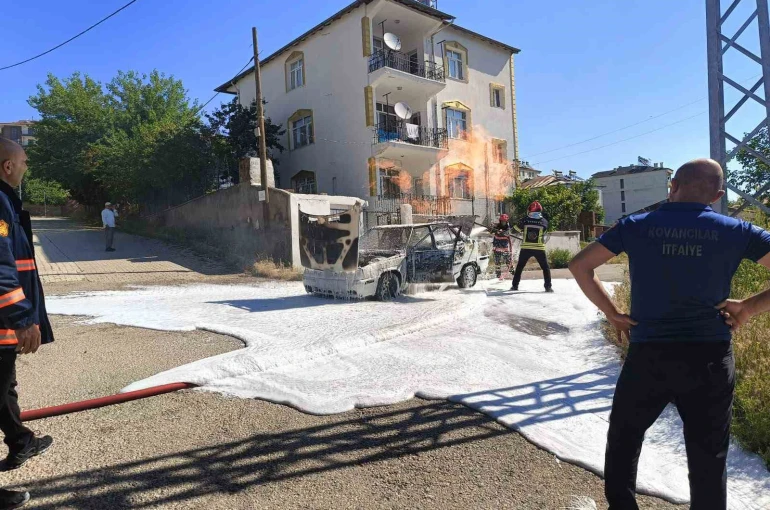 Elazığ’da yanan araç küle döndü