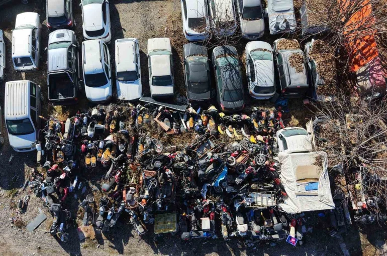Elazığ’da yediemin otoparkında yosun tutan araçlar: 500 milyon TL’lik servet çürüyor