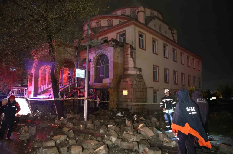 Elazığ’da yıldırımın isabet ettiği caminin minaresi yıkıldı