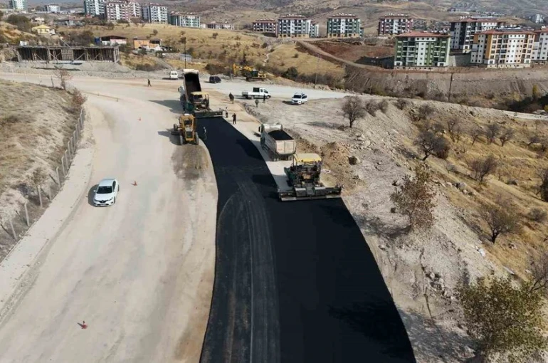 Elazığ’da yol yenileme çalışmaları devam ediyor