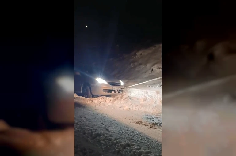 Elazığ’da yolda mahsur kalan araç kurtarıldı