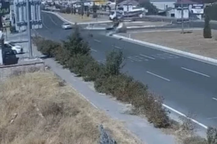 Elazığ’daki kaza güvenlik kameralarına yansıdı