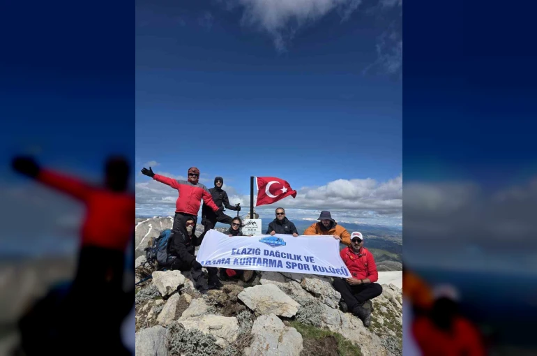 Elazığ’ın en yüksek zirvesinde anlamlı 19 Mayıs tırmanışı