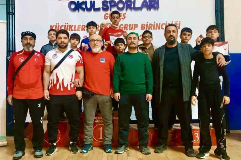 Elazığlı küçük güreşçilerden büyük başarı
