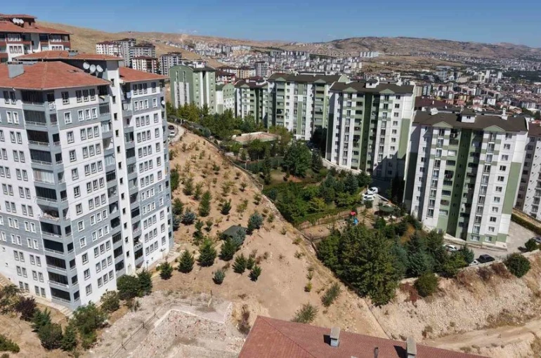 Elazığlı vatandaştan örnek çalışma: Depremde kurtardığı fidanlarla şehirde köy hayatını yaşatıyor