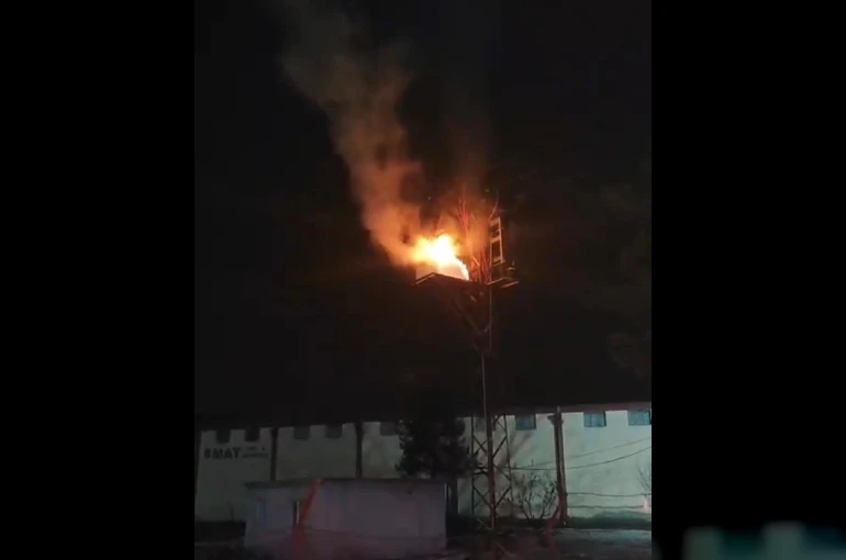Elektrik direğindeki pano alev alev yandı
