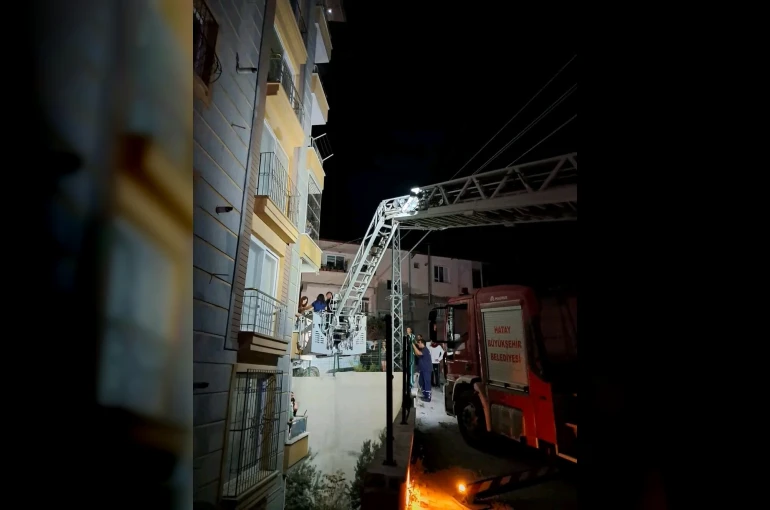 Elektrik panosundan çıkan yangında 50 vatandaşı itfaiye kurtardı