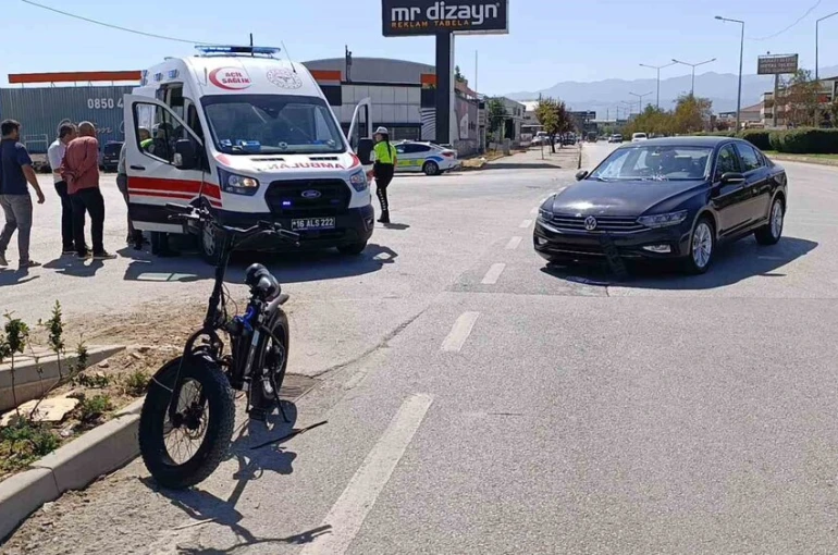 Elektrikli bisiklet ile otomobil çarpıştı: 1 yaralı