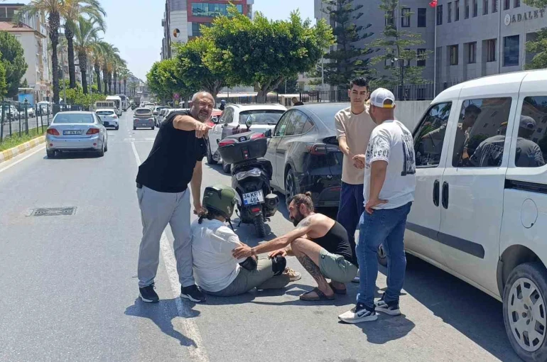 Elektrikli otomobille çarpışan motosikletli yaralandı