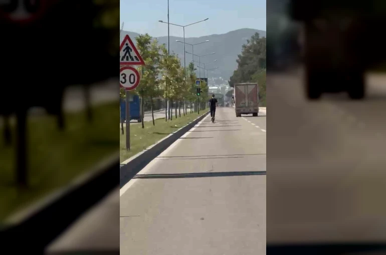 Elektrikli scooter üzerinde tehlikeli yolculuk kamerada
