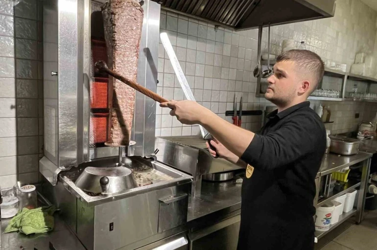 Eli kalem değil kepçe tuttu, 17 yaşında 30 çeşit yemek çıkartıyor