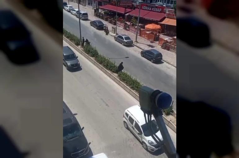 Elinde bastonuyla refüje çıkarak yolun karşısına geçmeye çalışan yaşlı kadın adeta ölümle dans etti