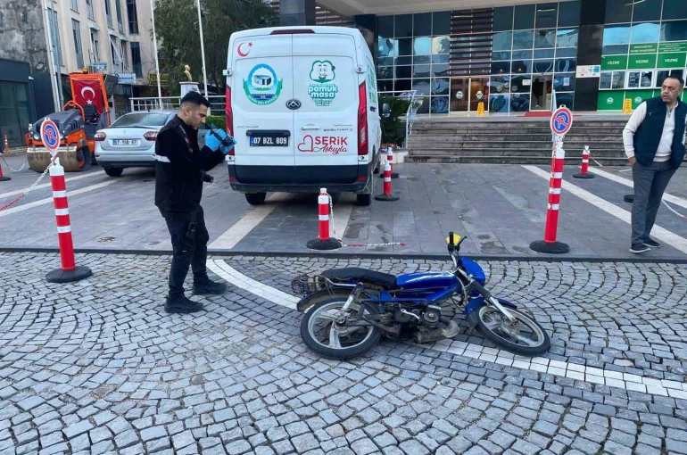 Elindeki pompalı tüfekle belediye binasına ateş açtı