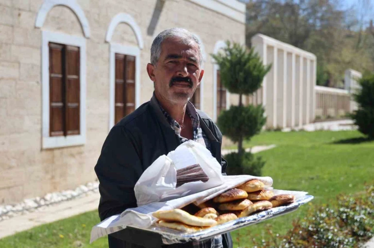 Emekli baba, ev yapımı poğaça satarak çocuğunun tedavisine destek oluyor