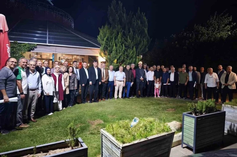 Emekli eğitimcilere plaket takdim edildi
