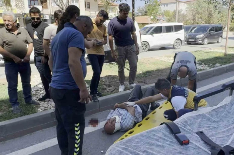 Emekli maaşını çekti, yolun karşısına geçerken otomobil çarpıp kaçtı