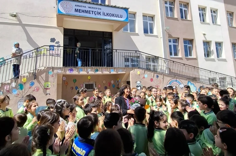 Emekli olan Güldane öğretmen öğrencilerine alkışlarla veda etti
