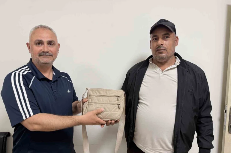 Emekli polis bulduğu içinde 250 bin TL’lik döviz olan çantayı sahibine teslim etti