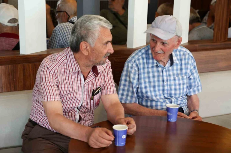 Emeklilere ücretsiz çay ve su ikramıyla kütüphane imkanı